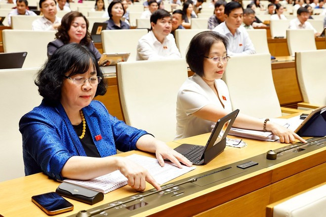 Các đại biểu Quốc hội đoàn Hà Nội biểu quyết thông qua các dự án luật tại Kỳ họp thứ 9. (Ảnh: TTXVN) Các đại biểu Quốc hội đoàn Hà Nội biểu quyết thông qua các dự án luật tại Kỳ họp thứ 9. (Ảnh: TTXVN)