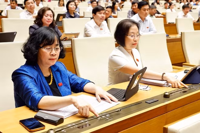 Các đại biểu Quốc hội đoàn Hà Nội biểu quyết thông qua các dự án luật tại Kỳ họp thứ 9. (Ảnh: TTXVN)