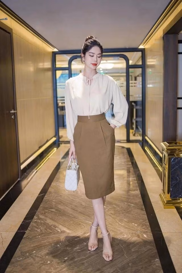 Phong cách ôm nhẹ theo đường cong cơ thể, tôn lên dáng vẻ nữ tính kín đáo mà cuốn hút. ẢNH: AIRUI