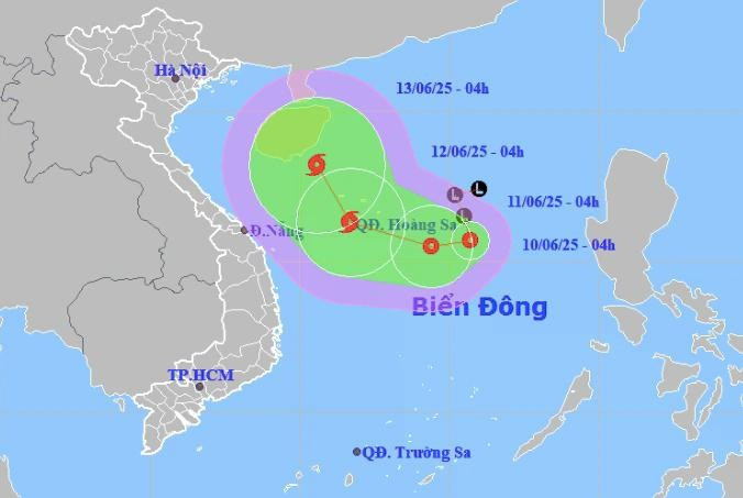 Dự báo đường đi của áp thấp nhiệt đới trên Biển Đông. ẢNH: TTKTTVQG Dự báo đường đi của áp thấp nhiệt đới trên Biển Đông. ẢNH: TTKTTVQG