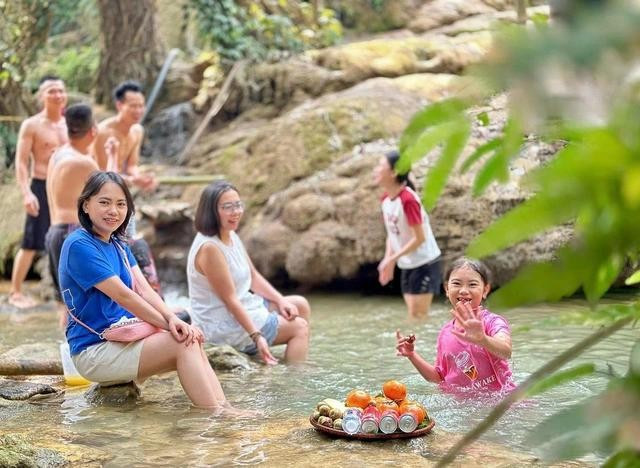 Du lịch trải nghiệm gần gũi với thiên nhiên được nhiều gia đình lựa chọn trong dịp hè. . ẢNH: T.MY Du lịch trải nghiệm gần gũi với thiên nhiên được nhiều gia đình lựa chọn trong dịp hè. . ẢNH: T.MY