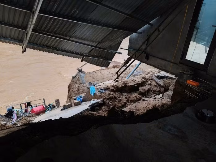 Nước cuốn trôi hệ thống kè, đổ sập mái che của gia đình ông Võ Văn Cường. Ảnh: Đình Tiến