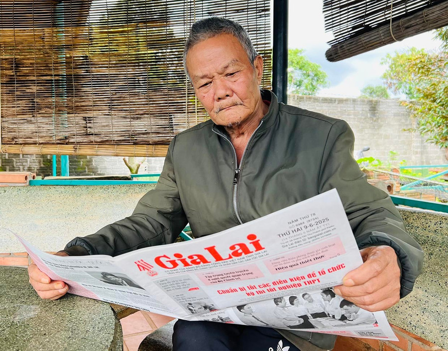 Ông Nguyễn Đức Thanh đọc Báo Gia Lai hàng ngày để nắm bắt thông tin. Ảnh: P.L 0t.jpg