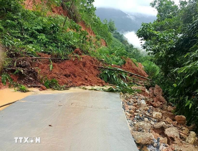 Mưa lớn đã làm khoảng 10.000m3 đất đá phía ta luy dương sạt lở xuống tuyến tỉnh lộ 177, đoạn qua xã Tân Lập (Bắc Quang, Hà Giang). Ảnh: TTXVN phát thoi-tiet-ngay-dd.jpg