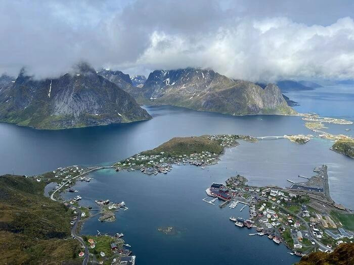 Lofoten là quần đảo ở Na Uy, nổi tiếng với phong cảnh ngoạn mục của núi non và biển cả, như đỉnh Svolværgeita nhô lên bầu trời. ẢNH: BOREDPANDA