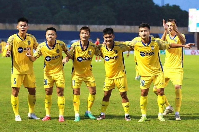 Sông Lam Nghệ An rất cần 3 điểm trong cuộc đối đầu với HAGL. Sông Lam Nghệ An rất cần 3 điểm trong cuộc đối đầu với HAGL.