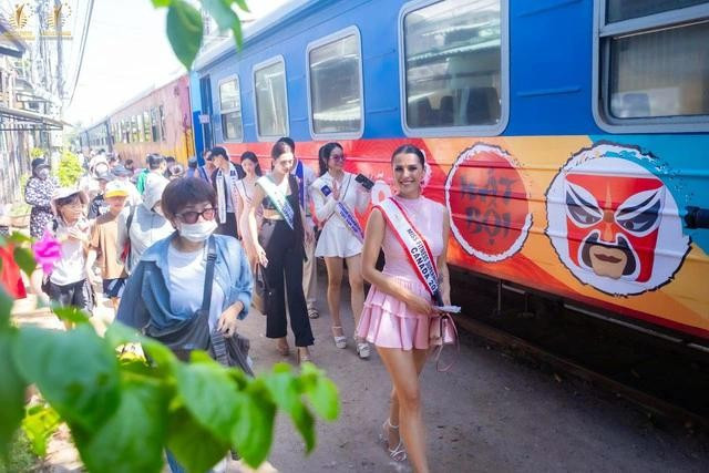 Các thí sinh tham quan các địa điểm nổi tiếng như: Tượng đài Cha và Con, Tháp đôi Quy Nhơn, Tháp Chàm, ga xe lửa Quy Nhơn, ga Diêu Trì, trải nghiệm chuyến tàu du lịch Về miền đất võ ... Ảnh: Kevin Trung/Kevin Studio Các thí sinh tham quan các địa điểm nổi tiếng như: Tượng đài Cha và Con, Tháp đôi Quy Nhơn, Tháp Chàm, ga xe lửa Quy Nhơn, ga Diêu Trì, trải nghiệm chuyến tàu du lịch Về miền đất võ ... Ảnh: Kevin Trung/Kevin Studio