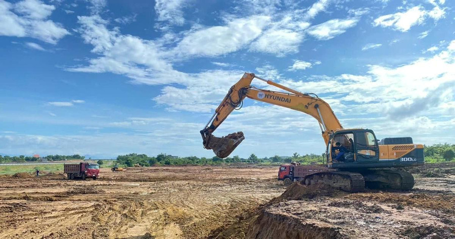 Nhà đầu tư thi công nền mặt bằng một trạm dừng nghỉ trên tuyến cao tốc Bắc-Nam phía Đông. Ảnh: Việt Hùng/Vietnam+ hang-loat-tram-dung-nghi-dddd.jpg