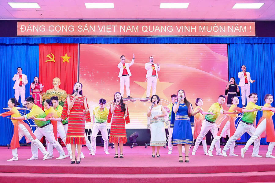Tiết mục văn nghệ do tập thể viên chức, người lao động Báo Gia Lai biểu diễn. Ảnh: Đức Thụy 2-cac-tit-mcu.jpg