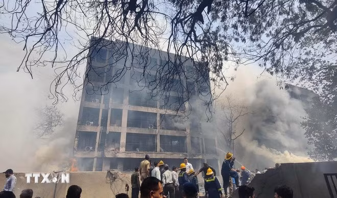 Lực lượng chức năng làm nhiệm vụ tại hiện trường máy bay Boeing 787-8 Dreamliner của Hãng Air India rơi trúng toà nhà tại thành phố Ahmedabad, bang Gujarat (Ấn Độ) ngày 12/6/2025. Ảnh: THX/TTXVN