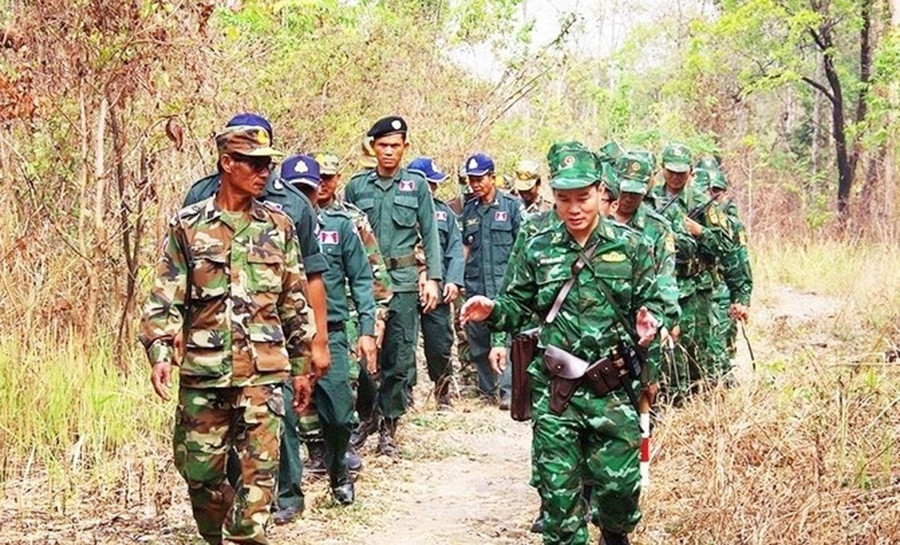 Cán bộ, chiến sĩ Đồn Biên phòng Cửa khẩu Quốc tế Lệ Thanh phối hợp với lực lượng Biên phòng Campuchia tuần tra địa bàn (ảnh đơn vị cung cấp). 1abg.jpg