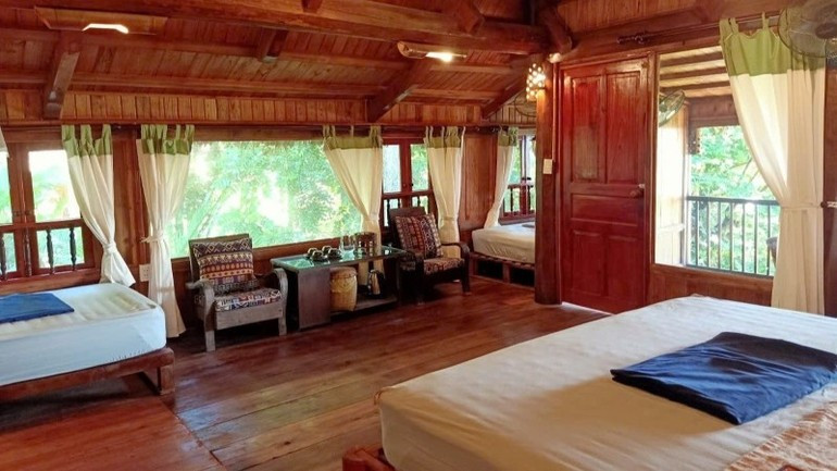 Một góc homestay với thiên nhiên rộng mở bên khung cửa. 5dulich.jpg