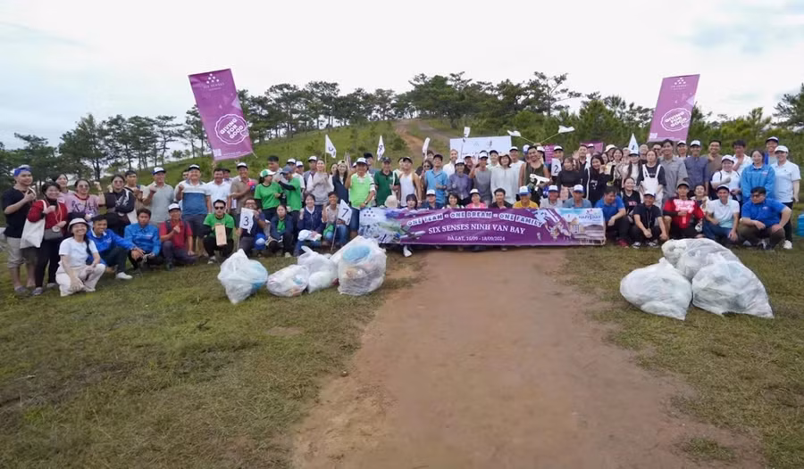 Du khách tham gia tour nhặt rác cùng Happy Day Travel, lan tỏa thông điệp về môi trường xanh sạch đẹp và trách nhiệm với cộng đồng. Ảnh: A.T