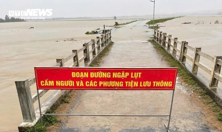 Đợt mưa lũ vừa qua gây ngập lụt nhiều nơi ở miền Trung là hiếm gặp trong tháng 6 - tháng mùa khô. Ảnh: Nguyễn Vương 2a.jpg