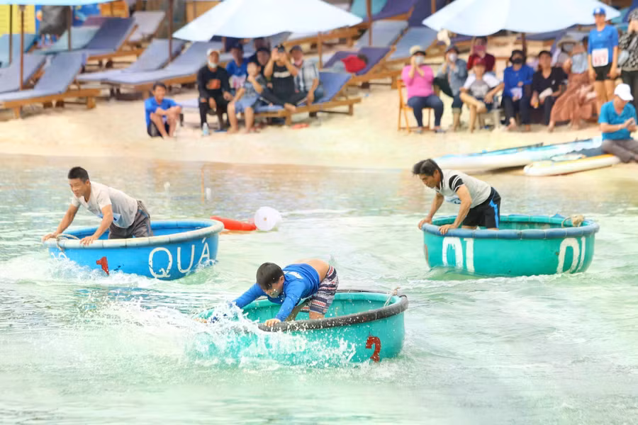 Ở nội dung 100 m nam đòi hỏi sự khéo léo, sức bền và kỹ thuật giữ thăng bằng trên mặt nước. ẢNH: BÁ DUY
