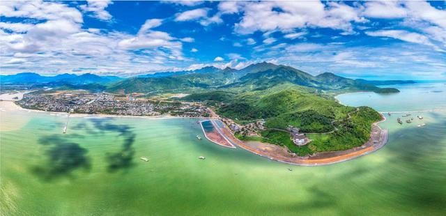 Khu thương mại tự do là mắt xích quan trọng trong mạng lưới chuỗi cung ứng toàn cầu và châu Á - Thái Bình Dương, trung tâm sản xuất, đầu mối trung chuyển hàng hóa quốc tế gắn với cảng Liên Chiểu. ẢNH: NGUYỄN TÚ Khu thương mại tự do là mắt xích quan trọng trong mạng lưới chuỗi cung ứng toàn cầu và châu Á - Thái Bình Dương, trung tâm sản xuất, đầu mối trung chuyển hàng hóa quốc tế gắn với cảng Liên Chiểu. ẢNH: NGUYỄN TÚ