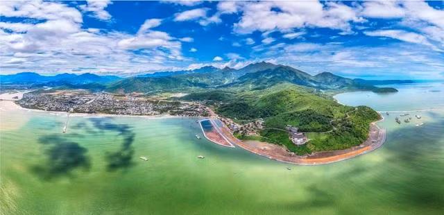 Khu thương mại tự do là mắt xích quan trọng trong mạng lưới chuỗi cung ứng toàn cầu và châu Á - Thái Bình Dương, trung tâm sản xuất, đầu mối trung chuyển hàng hóa quốc tế gắn với cảng Liên Chiểu. ẢNH: NGUYỄN TÚ