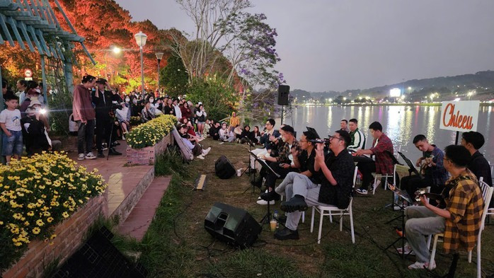 Nhiều không gian âm nhạc được tổ chức ngẫu hứng và thường xuyên với chất lượng cao bên bờ hồ Xuân Hương Nhiều không gian âm nhạc được tổ chức ngẫu hứng và thường xuyên với chất lượng cao bên bờ hồ Xuân Hương