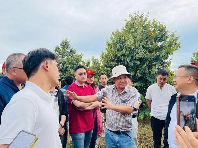 Bầu Đức (ở giữa) sẽ chi khoảng 130 tỉ đồng để mua thỏa thuận 10 triệu cổ phiếu HAG. ẢNH: HAG Bầu Đức (ở giữa) sẽ chi khoảng 130 tỉ đồng để mua thỏa thuận 10 triệu cổ phiếu HAG. ẢNH: HAG