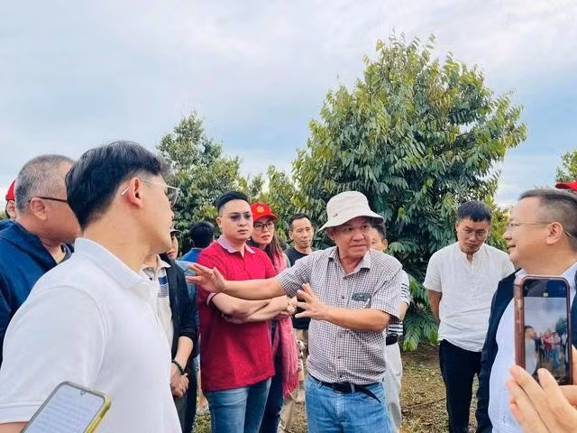 Bầu Đức (ở giữa) sẽ chi khoảng 130 tỉ đồng để mua thỏa thuận 10 triệu cổ phiếu HAG. ẢNH: HAG