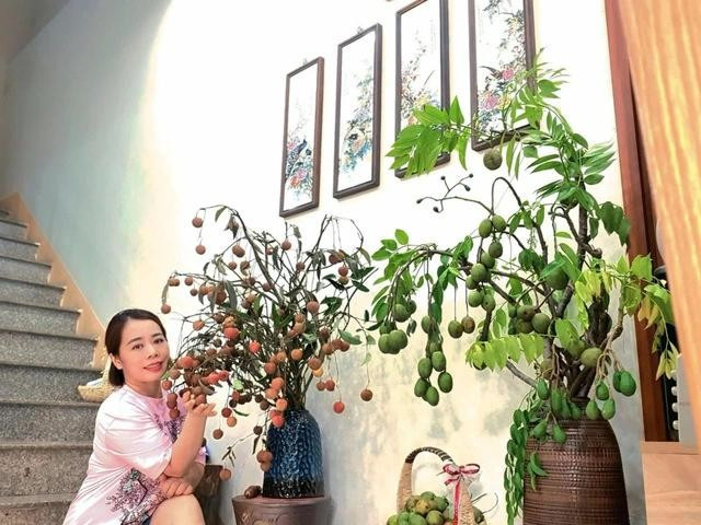 Những bình cành quả trong nhà chị Huyền tháng 6. Ảnh: NVCC Những bình cành quả trong nhà chị Huyền tháng 6. Ảnh: NVCC