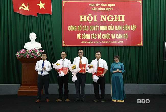 Ban Biên tập Báo Bình Định trao quyết định điều động, bổ nhiệm Trưởng phòng và Phó Trưởng phòng Phòng Văn hóa và Giải trí. Ảnh: H.P 3b.jpg
