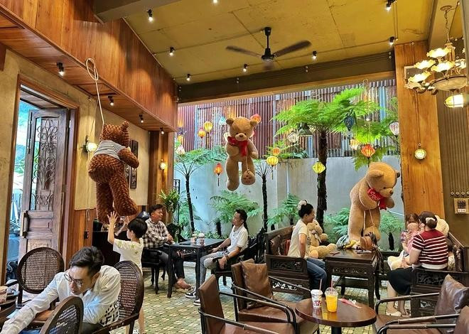 Gấu bông ở khắp nơi trong không gian quán. Chia sẻ với Thanh Niên, anh Trần Thế Hiển, chủ quán cà phê cho biết quán được mở hồi cuối năm 2024. Đầu tháng 6, nhân ngày Quốc tế Thiếu nhi cũng như mùa hè đến, anh quyết định chi 500 triệu đồng để trang trí 700 gấu bông đủ kích cỡ bên trong lẫn bên ngoài quán, tạo không gian thú vị cho các em cũng như gia đình tìm đến hè này. ẢNH: CAO AN BIÊN Gấu bông ở khắp nơi trong không gian quán. Chia sẻ với Thanh Niên, anh Trần Thế Hiển, chủ quán cà phê cho biết quán được mở hồi cuối năm 2024. Đầu tháng 6, nhân ngày Quốc tế Thiếu nhi cũng như mùa hè đến, anh quyết định chi 500 triệu đồng để trang trí 700 gấu bông đủ kích cỡ bên trong lẫn bên ngoài quán, tạo không gian thú vị cho các em cũng như gia đình tìm đến hè này. ẢNH: CAO AN BIÊN