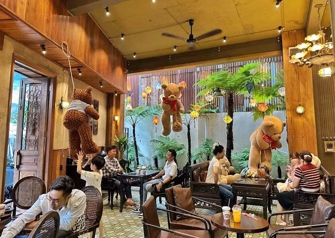 Gấu bông ở khắp nơi trong không gian quán. Chia sẻ với Thanh Niên, anh Trần Thế Hiển, chủ quán cà phê cho biết quán được mở hồi cuối năm 2024. Đầu tháng 6, nhân ngày Quốc tế Thiếu nhi cũng như mùa hè đến, anh quyết định chi 500 triệu đồng để trang trí 700 gấu bông đủ kích cỡ bên trong lẫn bên ngoài quán, tạo không gian thú vị cho các em cũng như gia đình tìm đến hè này. ẢNH: CAO AN BIÊN