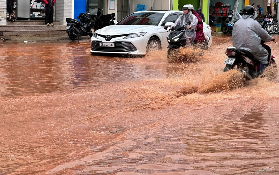 Đường Phan Đình Phùng vẫn bị ngập dù mưa đã ngớt