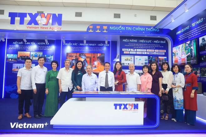 Các thế hệ phóng viên, biên tập viên của Thông tấn xã Việt Nam tại gian trưng bày của Thông tấn xã Việt Nam tại Hội Báo toàn quốc năm 2025. (Ảnh: Hoài Nam/Vietnam+) Các thế hệ phóng viên, biên tập viên của Thông tấn xã Việt Nam tại gian trưng bày của Thông tấn xã Việt Nam tại Hội Báo toàn quốc năm 2025. (Ảnh: Hoài Nam/Vietnam+)