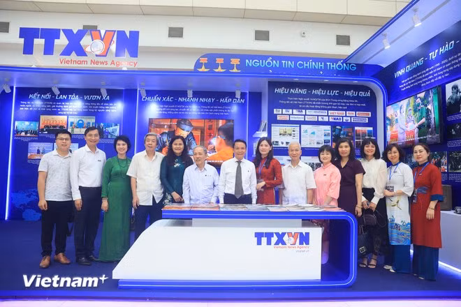 Các thế hệ phóng viên, biên tập viên của Thông tấn xã Việt Nam tại gian trưng bày của Thông tấn xã Việt Nam tại Hội Báo toàn quốc năm 2025. (Ảnh: Hoài Nam/Vietnam+)