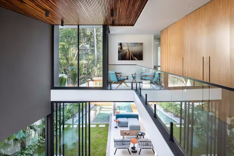 Hệ thống vách kính lớn và các khoảng hở giữa các khối công trình không chỉ tăng cường ánh sáng tự nhiên mà còn giúp thông gió chéo hiệu quả, mang lại cảm giác dễ chịu cho không gian sống trong những ngày oi bức.