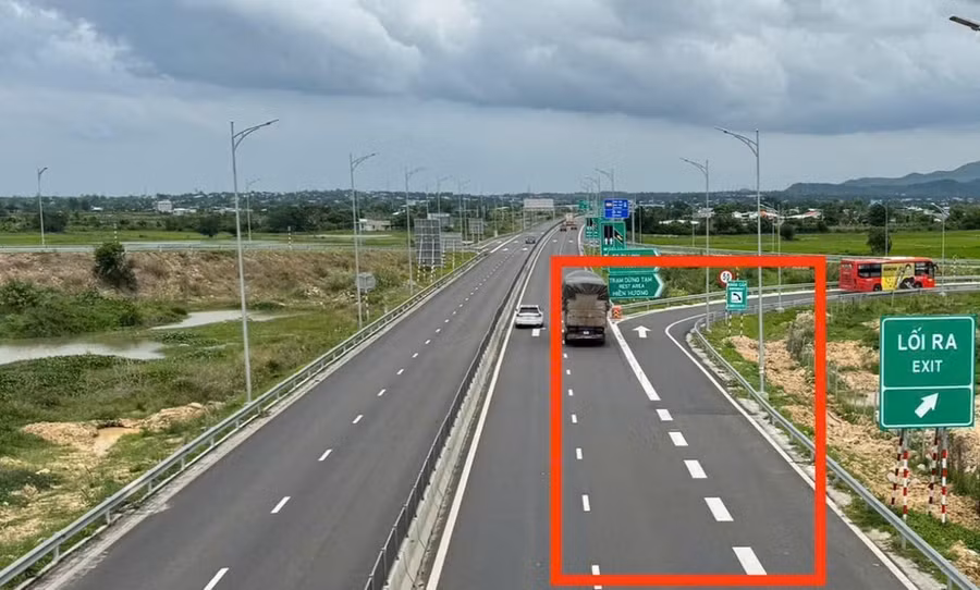 Nhiều tài xế cho rằng vạch sơn kẻ nét đứt và nét liền tại lối ra đường cao tốc không phù hợp
