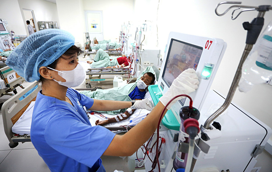 Lọc máu cho người bệnh tại một khoa nội thận-lọc máu. Ảnh: Phương Quyên/Nguồn TTO loc-mau-cho-nguoi-benh-tai-mot-khoa-noi-than-loc-mau-anh-phuong-quyen-nguon-tto.jpg