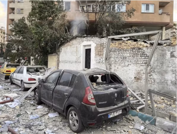 Một địa điểm ở Tehran tan hoang sau khi bị tấn công. (Ảnh: AP)