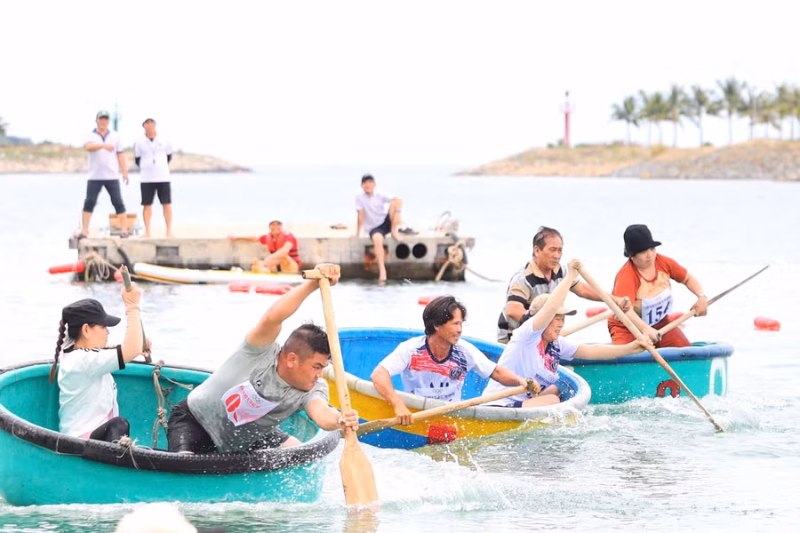 Nội dung thi bơi thúng đôi là sự cạnh tranh quyết liệt của các tay chèo. ẢNH: BÁ DUY