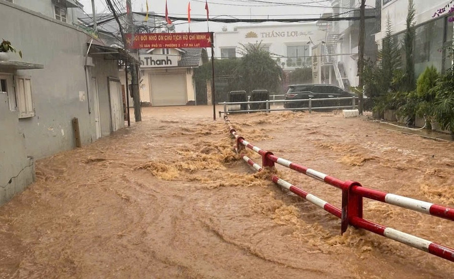 Nước từ suối Phan Đình Phùng tràn lên đường gây ngập sâu