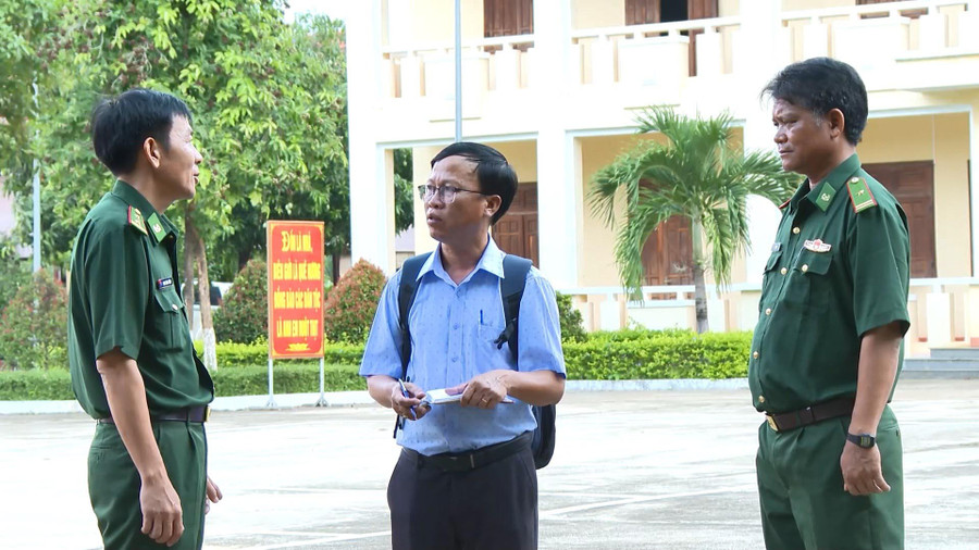 Nhà báo Nguyễn Vĩnh Hoàng, Báo Gia Lai tác nghiệp tại Đồn Biên phòng Ia Púch. Ảnh: Song Nguyễn 3a.jpg