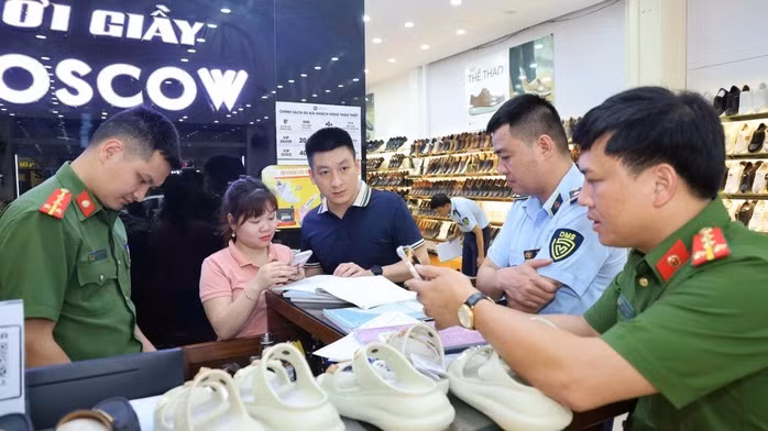 Lực lượng chức năng kiểm tra việc chấp hành pháp luật trong sản xuất, kinh doanh thương mại hàng hóa, dịch vụ đối với cửa hàng Tùng Moscow và phát hiện số lượng lớn hàng giả