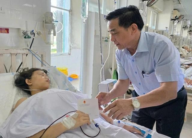 Ông Lê Văn Dũng, Chủ tịch UBND tỉnh Quảng Nam thăm hỏi, động viên hành khách gặp nạn trong vụ tai nạn giao thông trên tuyến cao tốc Đà Nẵng - Quảng Ngãi. ẢNH: NAM THỊNH Ông Lê Văn Dũng, Chủ tịch UBND tỉnh Quảng Nam thăm hỏi, động viên hành khách gặp nạn trong vụ tai nạn giao thông trên tuyến cao tốc Đà Nẵng - Quảng Ngãi. ẢNH: NAM THỊNH