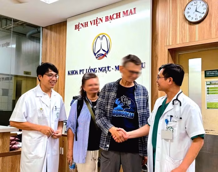 Vợ chồng du khách cảm ơn các bác sĩ. Ảnh: Bệnh viện cung cấp
