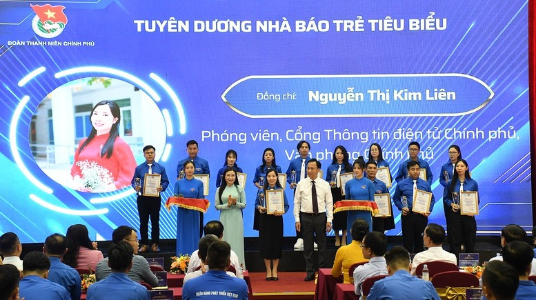 Phó Bí thư Đảng uỷ Chính phủ nhiệm kỳ 2020-2025 Lại Xuân Lâm trao Chứng nhận Nhà báo trẻ tiêu biểu năm 2025 cho phóng viên Nguyễn Thị Kim Liên của Cổng TTĐT Chính phủ - Ảnh: VGP/Hải Minh Phó Bí thư Đảng uỷ Chính phủ nhiệm kỳ 2020-2025 Lại Xuân Lâm trao Chứng nhận Nhà báo trẻ tiêu biểu năm 2025 cho phóng viên Nguyễn Thị Kim Liên của Cổng TTĐT Chính phủ - Ảnh: VGP/Hải Minh