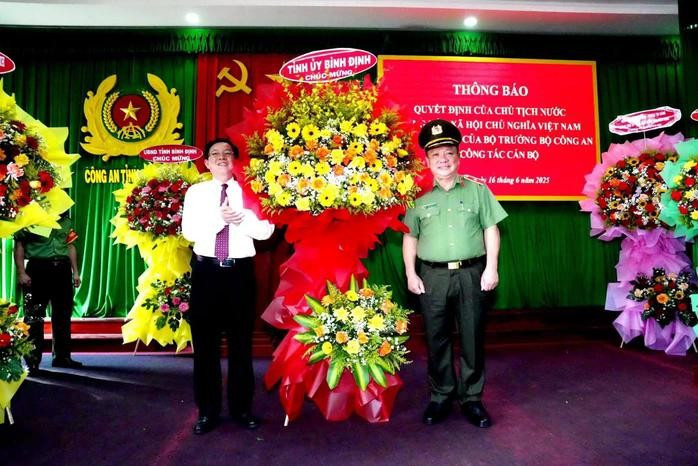 Bí thư Tỉnh ủy Bình Định Hồ Quốc Dũng tặng hoa chúc mừng Thiếu tướng Lê Quang Nhân. cong-an-binhdinh.jpg