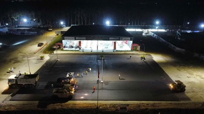 Nhà đầu tư triển khai thi công trạm dừng nghỉ trên tuyến cao tốc Bắc-Nam phía Đông. (Ảnh: PV/Vietnam+) Nhà đầu tư triển khai thi công trạm dừng nghỉ trên tuyến cao tốc Bắc-Nam phía Đông. (Ảnh: PV/Vietnam+)