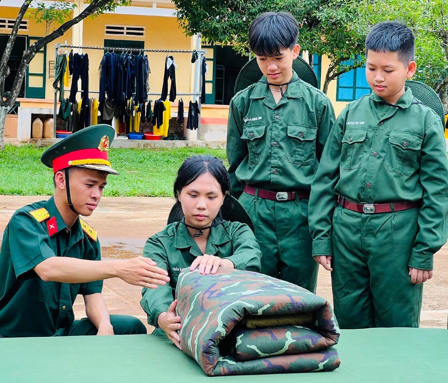 Học viên được hướng dẫn cách gấp nội vụ. Ảnh: P.L 4c-hoc-vien-duoc-huong-dan-cach-gap-noi-vu.jpg
