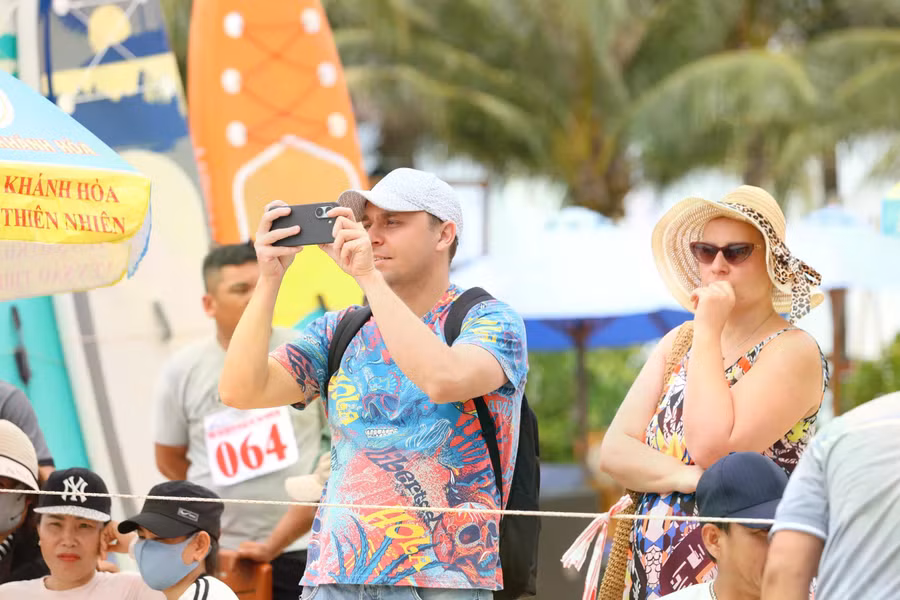Du khách nước ngoài thích thú ghi lại khoảnh khắc đẹp của giải. ẢNH: BÁ DUY