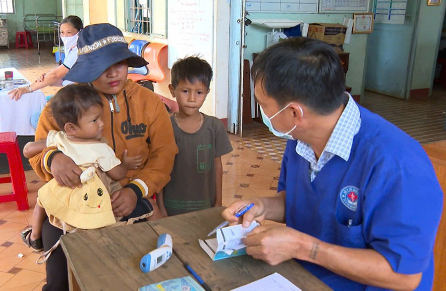 Người dân xã Ia Tô (huyện Ia Grai) đưa trẻ đi tiêm vắc xin phòng bệnh sởi tại Trạm Y tế xã. Ảnh: Viễn Khánh 1kimchau.jpg