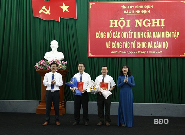 Ban Biên tập Báo Bình Định trao quyết định điều động, bổ nhiệm Trưởng phòng và Phó Trưởng phòng Phòng Thông tin điện tử và Nội dung số. Ảnh: H.P 5b.jpg