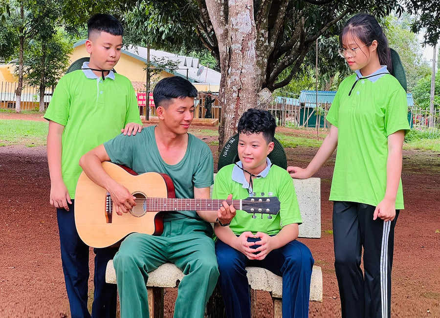 Sau khi huấn luyện, các học viên giao lưu cùng chiến sĩ của Tiểu đoàn Bộ binh 50. Ảnh: Phan Lài 1bgc.jpg