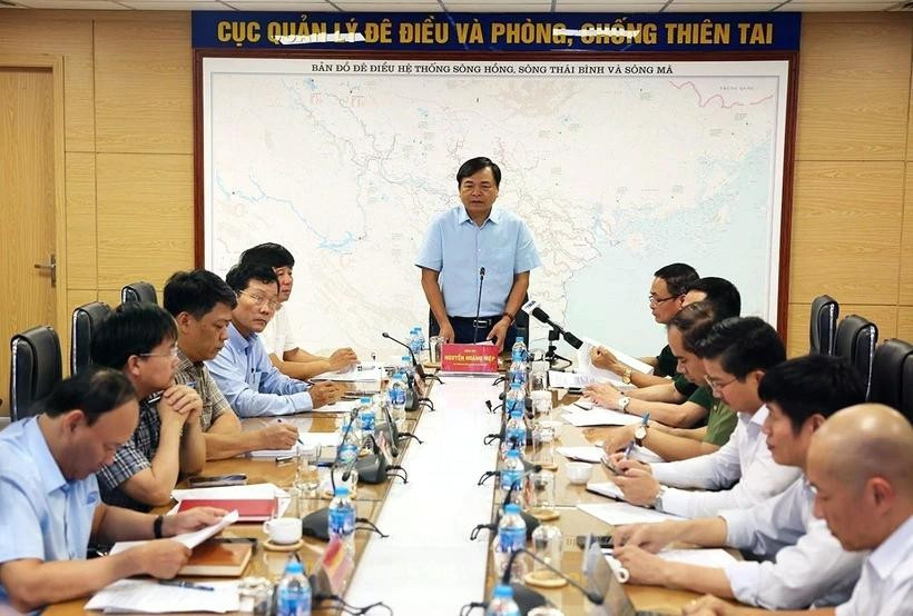Thứ trưởng Bộ Nông nghiệp và Môi trường Nguyễn Hoàng Hiệp phát biểu chỉ đạo công tác ứng phó với bão số 1. Ảnh: Vũ Sinh/TTXVN 2thutruong.jpg